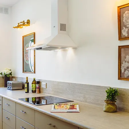 Cross Roads - Side Sea Views By Haven And Keys Malta Sliema